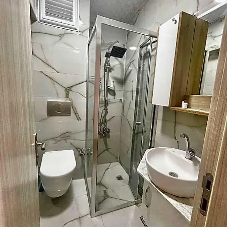 Lavin Garden Hotell 3*