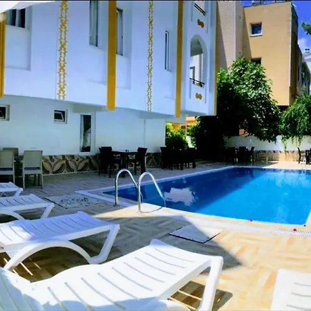 Lavin Garden מלון 3*