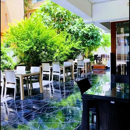 מלון Lavin Garden 3*